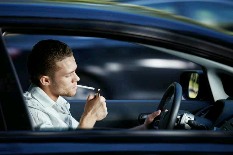 Simak Ini Cara Ampuh Menghilangkan Bau Asap Rokok di Dalam Mobil